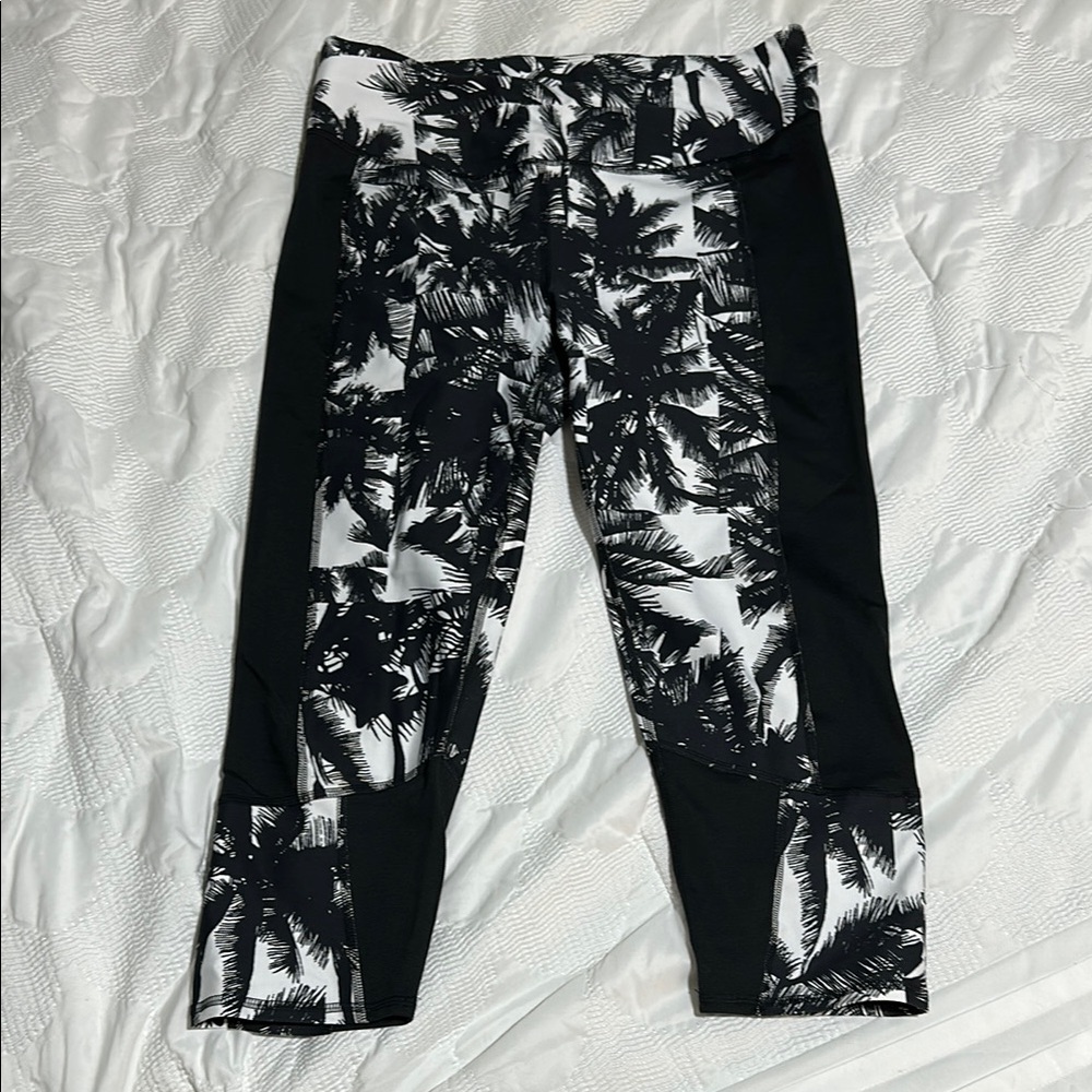 Fabletics cropped Black and White Palm Print Leggings/capris